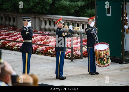 Un bugler della banda dell'esercito degli Stati Uniti, 'Pershing's Own' suona 'tap' durante una cerimonia di cerimonia di premiazione dell'Armata completa alla tomba del soldato sconosciuto, cimitero nazionale di Arlington, Arlington, Virginia, 26 agosto, 2021. Foto Stock