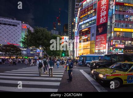 Minicab giapponese all'incrocio zebra a Shibuya, Tokyo, Giappone Ottobre Foto Stock