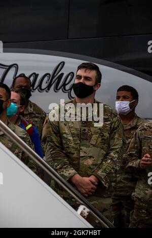 SPC dell'esercito degli Stati Uniti. Zackary Jensen, assegnato alla 32ma squadra di combattimento di Brigata di fanteria, saluta gli afghani alla base della Guardia Nazionale aerea di campo di Volk, Wisconsin, 26 agosto 2021. Il Dipartimento della Difesa, attraverso il comando del Nord degli Stati Uniti, e in supporto del Dipartimento di Stato e del Dipartimento di sicurezza interna, sta fornendo trasporto, alloggio temporaneo, screening medico, e supporto generale per fino a 50,000 sfollati afghani in strutture adeguate, in strutture permanenti o temporanee, il più rapidamente possibile. Questa iniziativa fornisce al personale afghano un sostegno essenziale in luoghi sicuri al di fuori dell'Afghani Foto Stock