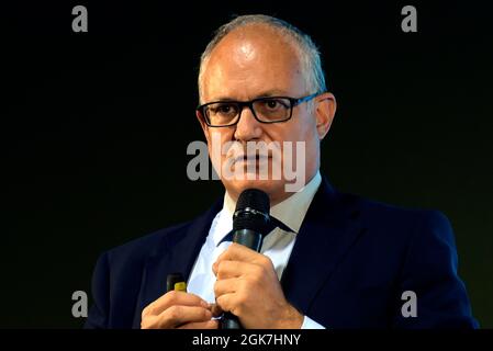 Roma, Italia. 13 settembre 2021. Roberto Gualtieri, candidato al sindaco di Roma per il partito di centro-sinistra, interviene durante la presentazione dei programmi elettorali dei 15 distretti di Roma. Credit: SOPA Images Limited/Alamy Live News Foto Stock