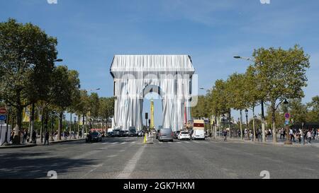 Parigi, Francia, il 13 settembre 2021, Christo impala l'Arco di Trionfo dopo la sua morte, Francois Loock/Alamy Foto Stock