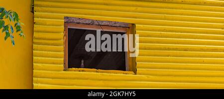 Via Caminito a la Boca, panorama con edifici colorati con finestre colorate a Buenos Aires Foto Stock
