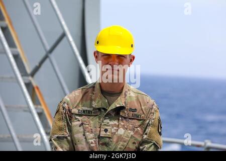 Da Little Rock, AK, SPC. Trent Gentry è un meccanico del veicolo gommato 91 B assegnato al secondo battaglione, 506esimo reggimento di fanteria, 3rd Brigade Combat Team, 101st divisione Airborne (Air Assault), ed è a bordo della nave navale statunitense Gilliland sul suo primo Sea Emergency Deployment Readiness esercizio, E completerà la sua prima rotazione presso il Joint Readiness Training Center di Fort Polk, Louisiana, seguendo il SEDRE. “sono grato di aver aderito all’Esercito perché mi ha plasmato un uomo che supera gli ostacoli e diventa più forte di conseguenza”, ha affermato Gentry. "Per far parte di una S Foto Stock