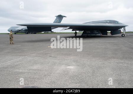 Gli airmen assegnati ai quadri di manutenzione 131st e 509th rimorchiano un bombardiere stealth B-2 Spirit in luogo alla base aerea di Keflavik, Islanda, 26 agosto 2021. I bombardieri stealth si sono integrati con Royal Air Force Eurofighter Typhoons a sostegno di una missione Bomber Task Force Europe per migliorare l'interoperabilità e le capacità con gli alleati e i partner della NATO in tutto il teatro europeo. Foto Stock