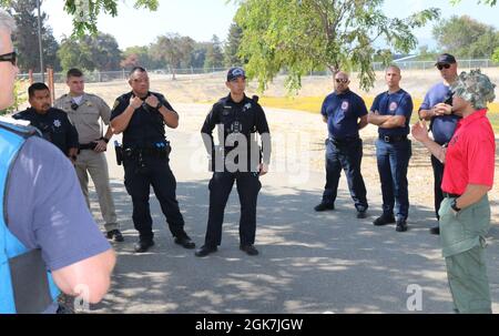Da sinistra a destra, funzionario della polizia Alan Corpuz del Mountain View Police Department, California Highway Patrol Officer C. Geels, funzionario della pubblica sicurezza B. McMoore, funzionario della pubblica sicurezza S. Kotani, entrambi del Sunnyvale Department of Public Safety (Law), membri del team di contatto del primo responsabile dell'applicazione della legge, E i servizi medici di emergenza e il personale dei vigili del fuoco ascoltano il feedback del vice Brent Bugarin, ufficio dello sceriffo della contea di Santa Clara, durante la formazione di risposta allo sparatutto attivo, presso lo Sgt. James Witowski Armed Forces Reserve Center, a Mountain View, California, 26 agosto 2021. Foto Stock