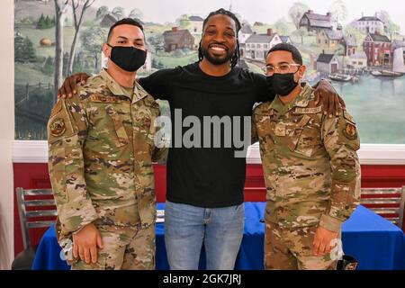 Il preacher Lawson, comico stand-up, si pone per le foto con Senior Airmen Carlos Laboy Colon, a sinistra, e Adrian Mejia, 66th Security Forces Squadron controller di ingresso, in seguito ad una performance alla Hanscom Air Force base, Mass., agosto 26. Foto Stock