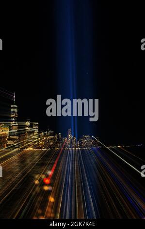 La Freedom Tower e 9/11 Tribute Lights a Lower Manhattan Foto Stock