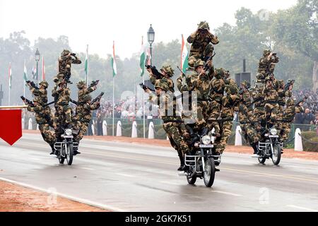 I membri della forza di sicurezza di frontiera dell'India osano i diavoli passano vicino sulle motociclette durante la Parata di giorno della Repubblica a Nuova Delhi, India, 26 gennaio 2015. (Foto ufficiale della Casa Bianca di Pete Souza) questa fotografia ufficiale della Casa Bianca è resa disponibile solo per la pubblicazione da parte delle organizzazioni di notizie e/o per uso personale la stampa dal soggetto(i) della fotografia. La fotografia non può essere manipolata in alcun modo e non può essere utilizzata in materiali commerciali o politici, pubblicità, e-mail, prodotti, promozioni che in alcun modo suggeriscono l'approvazione o l'approvazione del presidente, della prima famiglia, Foto Stock