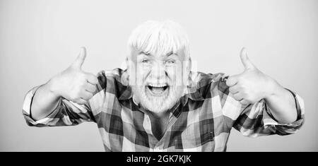 Barbiere parrucchiere taglio capelli. Capelli grigi. Nonno tipico. Hipster maturo emotivo. Nonno sincero. Cura della barba e del viso. Persone anziane Foto Stock