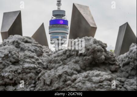 Londra, Regno Unito. 13 settembre 2021. Stoyan Dechev, Event Horizon 2019 - preparazione finale per Frieze Sculpture, una delle più grandi mostre all'aperto di Londra, tra cui opere di artisti internazionali nel Regent's Park dal 14 settembre. Credit: Guy Bell/Alamy Live News Foto Stock