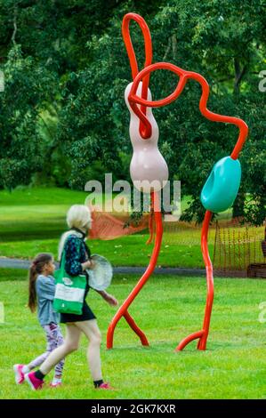 Londra, Regno Unito. 12 settembre 2021. Preparazione finale per Frieze Sculpture, una delle più grandi mostre all'aperto di Londra, tra cui lavori di artisti internazionali nel Regent's Park dal 14 settembre. Credit: Guy Bell/Alamy Live News Foto Stock