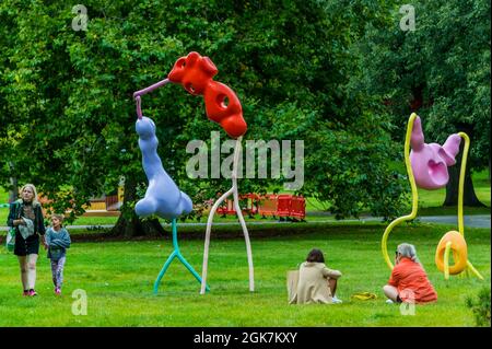 Londra, Regno Unito. 12 settembre 2021. Preparazione finale per Frieze Sculpture, una delle più grandi mostre all'aperto di Londra, tra cui lavori di artisti internazionali nel Regent's Park dal 14 settembre. Credit: Guy Bell/Alamy Live News Foto Stock