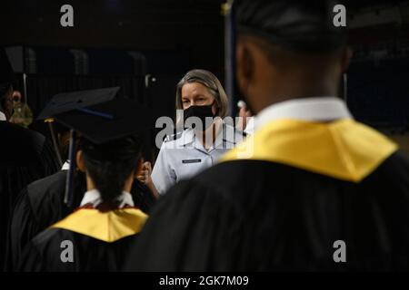 Il distretto della Guardia Nazionale di Columbia ha interim il comandante generale, il generale maggiore, il generale Sherrie L. McCandless, si congratula con i cadetti di laurea della Capital Guardian Youth Challenge Academy presso la D.C. Armory, 27 agosto 2021. Trenta cadetti si sono laureati in una cerimonia alla quale hanno partecipato amici, familiari e distinti militari. Il programma è un'accademia di istruzione alternativa gratuita per i bambini dai 16 ai 18 anni, supportata dalla Guardia Nazionale del Distretto di Columbia. Foto Stock