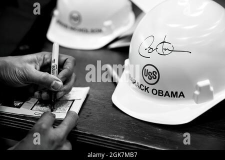 Il presidente Barack Obama firma i cappelli duri ed altri articoli dopo aver fornito le osservazioni all'impianto di Irvin della United States Steel Corporation in West Mifflin, Penn., 29 gennaio 2014. (Foto ufficiale della Casa Bianca di Pete Souza) questa fotografia ufficiale della Casa Bianca è resa disponibile solo per la pubblicazione da parte delle organizzazioni di notizie e/o per uso personale la stampa dal soggetto(i) della fotografia. La fotografia non può essere manipolata in alcun modo e non può essere utilizzata in materiali commerciali o politici, pubblicità, e-mail, prodotti, promozioni che in alcun modo suggeriscono l'approvazione o l'approvazione dei resi Foto Stock