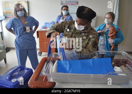 Martin Army Community Hospital Labor and Delivery Unit CNOIC Capt. Decilia Neely assembla il CuddleCot. Foto Stock