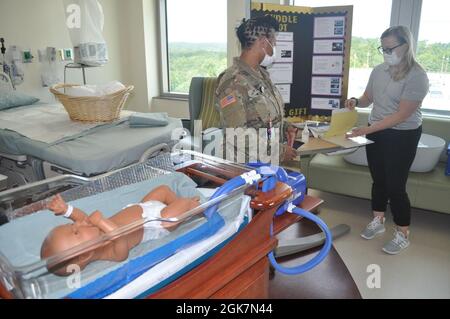 Martin Army Community Hospital's Labor and Delivery Unit CNOIC Capt. Decilia Neely and Mother-Baby Unit CNOIC Capt. Katherine Basquill-White treno infermieri sul CuddleCot. Foto Stock