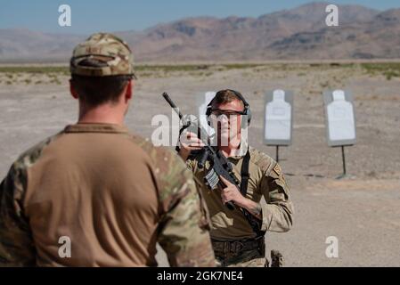 Personale Sgt. Conrad Cartwright, team leader assegnato al 99esimo Tactical Response Team, attende le istruzioni durante un corso di combattimento avanzato presso la base dell'aeronautica di Nellis, Nevada, 28 agosto 2021. Questo corso è pensato per essere mentalmente e fisicamente impegnativo. Si tratta di un percorso veloce e pratico, che utilizza sia le armi primarie che secondarie, che si concentra sul movimento dinamico che implica un coinvolgimento di precisione. Foto Stock