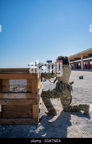 Airman 1st Class Brianna Middel, medaglia di squadra assegnata al 99esimo Tactical Response Team, spara a un bersaglio durante un avanzato corso di combattimento a Nellis Air Force base, Nevada, 28 agosto 2021. Durante questo corso, Airmen è stato messo in scenari che richiedono continue transizioni dalla loro arma primaria a quella secondaria, utilizzando al contempo l'analisi e l'acquisizione rapide delle minacce per coinvolgere più bersagli e varie angolazioni. Foto Stock