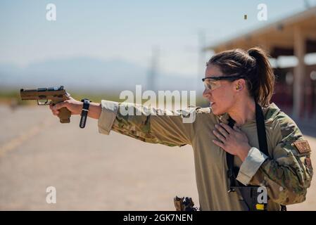 Airman 1st Class Brianna Middel, medaglia di squadra assegnata al 99esimo Tactical Response Team, spara a un bersaglio durante un avanzato corso di combattimento a Nellis Air Force base, Nevada, 28 agosto 2021. Questo corso avanzato è in continua evoluzione aggiungendo nuovi esercizi, abilità e scenari per rimanere efficienti ed efficaci nel coinvolgere e neutralizzare il nemico mentre lo spazio di battaglia si evolve con nuove minacce e avversari più sofisticati. Foto Stock