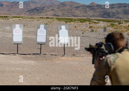 Personale Sgt. Conrad Cartwright, team leader assegnato alla 99a Tactical Response Team, spara a un bersaglio durante un avanzato corso di combattimento a Nellis Air Force base, Nevada, 28 agosto 2021. Questo corso avanzato è in continua evoluzione aggiungendo nuovi esercizi, abilità e scenari per rimanere efficienti ed efficaci nel coinvolgere e neutralizzare il nemico mentre lo spazio di battaglia si evolve con nuove minacce e avversari più sofisticati. Foto Stock