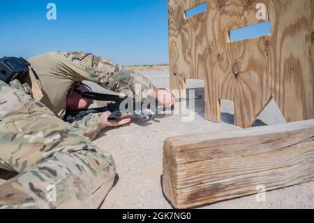 Personale Sgt. Conrad Cartwright, team leader assegnato alla 99a Tactical Response Team, spara a un bersaglio durante un avanzato corso di combattimento a Nellis Air Force base, Nevada, 28 agosto 2021. Questo corso è pensato per essere mentalmente e fisicamente impegnativo. Si tratta di un percorso veloce e pratico, che utilizza sia le armi primarie che secondarie, che si concentra sul movimento dinamico che implica un coinvolgimento di precisione. Foto Stock