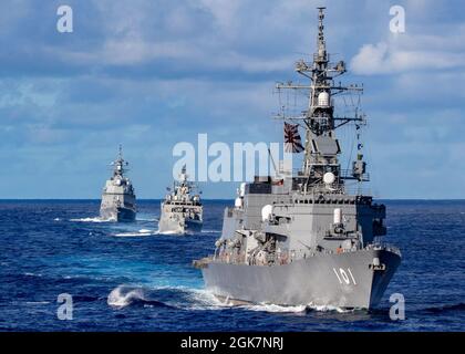 MAR DELLE FILIPPINE (ago. 28, 2021) le navi della Japan Maritime Self-Defense Force e della Marina indiana navigano in formazione con la Royal Australian Navy HMAS Warramunga e il cacciatorpediniere missilistico guidato di classe Arleigh Burke USS Barry (DDG 52) durante MALABAR 2021. Il Barry è attualmente schierato a sostegno del Commander, Task Force (CTF) 71/Destroyer Squadron (DESRON) 15, il più grande DESRON schierato in avanti della Marina e la principale forza di superficie della 7a flotta statunitense. Foto Stock