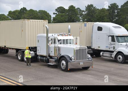 I camion che trasportano le forniture per l'agenzia federale di gestione di emergenza sono arrivati alla base dell'aeronautica di Maxwell, Alabama, 28 agosto 2021. L'installazione è una base di supporto per gli incidenti che consente di pre-posizionare apparecchiature e personale per supportare le aree che potrebbero essere interessate dall'uragano Ida. Foto Stock