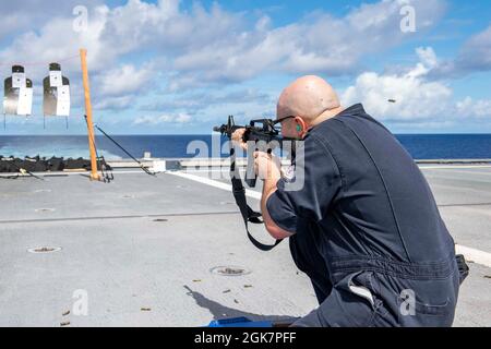 210828-N-WU807-1289 MAR DELLE FILIPPINE (AGOSTO 28, 2021) Operations Specialist 2a classe Jordan Rietzke, di Santa Maria, si allena con un fucile durante l'addestramento delle armi leggere a bordo della nave da combattimento litoranea variante Indipendenza USS Charleston (LCS 18), agosto 28. Charleston, parte di Destroyer Squadron Seven, è in fase di implementazione rotazionale, che opera nell'area operativa della settima flotta degli Stati Uniti per migliorare l'interoperabilità con i partner e fungere da forza di risposta pronta a sostegno di una regione indopacifica libera e aperta. Foto Stock