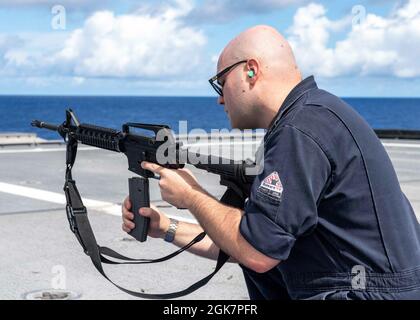 210828-N-WU807-1277 MAR DELLE FILIPPINE (AGOSTO 28, 2021) Operations Specialist 2a classe Jordan Rietzke, di Santa Maria, carica una rivista in un fucile durante l'addestramento di armi piccole a bordo della nave da combattimento litoranea variante Indipendenza USS Charleston (LCS 18), agosto 28. Charleston, parte di Destroyer Squadron Seven, è in fase di implementazione rotazionale, che opera nell'area operativa della settima flotta degli Stati Uniti per migliorare l'interoperabilità con i partner e fungere da forza di risposta pronta a sostegno di una regione indopacifica libera e aperta. Foto Stock