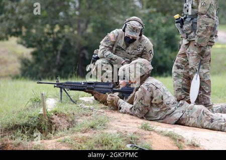 Osservatore, allenatore/addestratori (Oct) dal 3 ° Battaglione, 315 brigata ingegnere Battaglione, 177 ° Armour Brigade, osserva un soldato della riserva dell'esercito dalla 447 ° compagnia di polizia militare sparare la sua arma durante M249 Squad Automatic Weapon qualification, 28 agosto 2021, al Camp Shelby Joint Forces Training Center, Miss. Il 447 ° MP Co., Con sede a North Canton, Ohio, si sta mobilitando per una missione imminente. Foto Stock