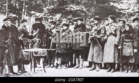 I partigiani bielorussi prestano giuramento negli anni quaranta. Foto Stock