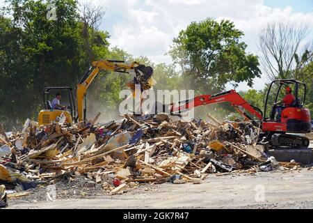 Waverly, TN (28 agosto 2021) - è iniziato il prelievo di detriti dalla recente tempesta e alluvione a Waverly, Tennessee. Robert Kaufmann/FEMA Foto Stock