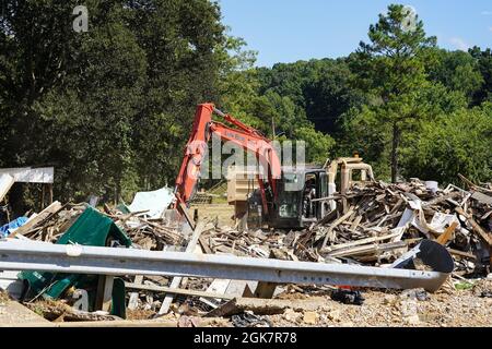 Waverly, TN (28 agosto 2021) - è iniziato il prelievo di detriti dalla recente tempesta e alluvione a Waverly, Tennessee. Robert Kaufmann/FEMA Foto Stock