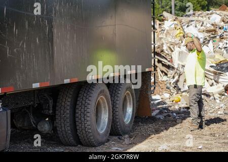 Waverly, TN (28 agosto 2021) - il veicolo viene indirizzato verso la discarica dove è possibile rimuovere i detriti. Robert Kaufmann/FEMA Foto Stock