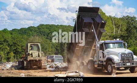 Waverly, TN (28 agosto 2021) - camion che trasportano i detriti raccolti da Waverly, Tennessee, alla discarica della contea. Robert Kaufmann/FEMA Foto Stock