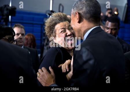 Il Presidente Barack Obama saluta un membro del pubblico dopo aver firmato il Pullman National Monument Claedding presso l'Accademia preparatoria del Gwendolyn Brooks College di Chicago, Ill., 19 febbraio 2015. (Foto ufficiale della Casa Bianca di Pete Souza) questa fotografia ufficiale della Casa Bianca è resa disponibile solo per la pubblicazione da parte delle organizzazioni di notizie e/o per uso personale la stampa dal soggetto(i) della fotografia. La fotografia non può essere manipolata in alcun modo e non può essere utilizzata in materiali commerciali o politici, pubblicità, e-mail, prodotti, promozioni che in alcun modo suggerisce l'approvazione o Foto Stock