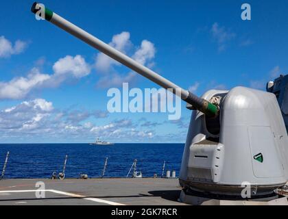 MAR DELLE FILIPPINE (ago. 28, 2021) le navi della Japan Maritime Self-Defense Force e della Marina indiana navigano in formazione con la Royal Australian Navy HMAS Warramunga e il cacciatorpediniere missilistico guidato di classe Arleigh Burke USS Barry (DDG 52) durante MALABAR 2021. Barry è attualmente schierato a sostegno del Commander, Task Force (CTF) 71/Destroyer Squadron (DESRON) 15, il più grande DESRON schierato in avanti della Marina e la principale forza di superficie della 7a flotta statunitense. Foto Stock