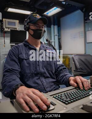 MAR DELLE FILIPPINE (ago. 28, 2021) Sonar Technician Seaman Jarred Sylvester, di Clayton, N.J., sostiene i sensori acustici che guardano a bordo del cacciatorpediniere missilistico guidato di classe Arleigh Burke USS Barry (DDG 52) durante MALABAR 2021. Barry è attualmente schierato a sostegno del Commander, Task Force (CTF) 71/Destroyer Squadron (DESRON) 15, il più grande DESRON schierato in avanti della Marina e la principale forza di superficie della 7a flotta statunitense. Foto Stock