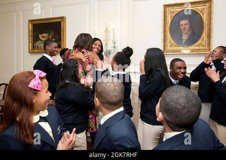 La First Lady Michelle Obama saluta gli studenti dei Orchard Gardens di Boston, Massachusetts, dopo che gli studenti si sono esibiti in un pranzo per i coniugi della National Governors Association, nella Map Room della Casa Bianca, 24 febbraio 2014. (Foto ufficiale della Casa Bianca di Amanda Lucidon) questa fotografia ufficiale della Casa Bianca è resa disponibile solo per la pubblicazione da parte delle organizzazioni di notizie e/o per uso personale per la stampa da parte del soggetto(i) della fotografia. La fotografia non può essere manipolata in alcun modo e non può essere utilizzata in materiali commerciali o politici, pubblicità, e-mail, prodotti, promozioni che in Foto Stock