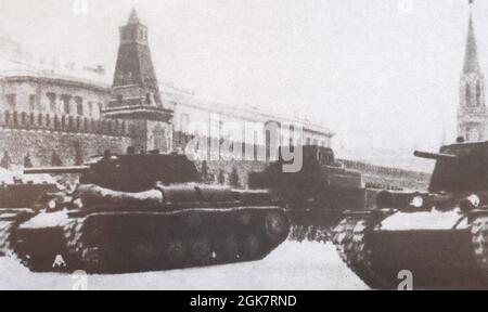 Equipaggiamento militare in una parata sulla Piazza Rossa a Mosca il 7 novembre 1941. Foto Stock