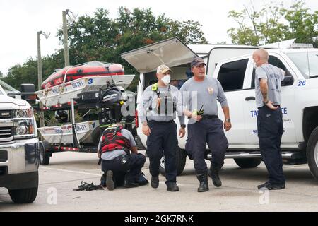 Lafayette, LA – Urban Search and Rescue ha iniziato la pre-staging per le operazioni dopo che l'uragano Ida ha fatto la caduta. Foto Stock