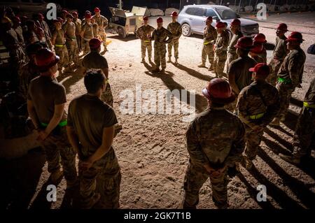 Briga. Il generale Gerald Donohue, 379° comandante dell'ala di spedizione aerea, parla ai membri del 1° gruppo di ingegneria civile di spedizione, 29 agosto 2021, presso la base aerea al Udeid, Qatar. Il 1° ECEG ha recentemente costituito una centrale elettrica che fornisce energia alle tende che forniscono servizi di vita temporanea agli sfollati afghani mentre attendono i voli per la loro prossima destinazione. Foto Stock