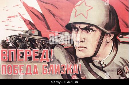 Poster sovietico 'in avanti! La vittoria è vicina!" Foto Stock