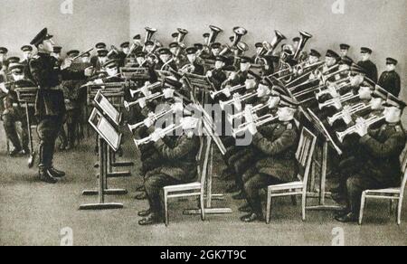 La banda di ottoni della scuola di musicisti militari alle prove degli anni '60. Foto Stock