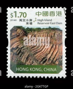 Il francobollo stampato a HONG KONG, in Cina, mostra l'immagine della High Island Reservoir East Dam, circa 2014. Foto Stock