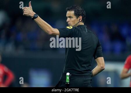 VOLENDAM, PAESI BASSI - SETTEMBRE 13: Arbitro Richard Martens durante la partita di Keukenkampioen Divisie tra FC Volendam e Roda JC allo stadio Kras il 13 Settembre 2021 a Volendam, Paesi Bassi (Foto di Rene Nijhuis/Orange Pictures) Foto Stock