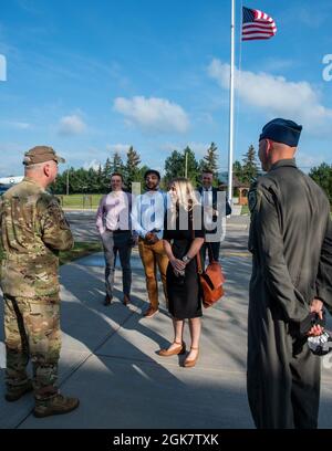 Carl Magnusson (a sinistra), 914th Air Refeling Wing Commander e Lt. Col. Andrew Carlson (a destra), 107th Attack Wing Vice Commander saluto membri del personale del Congresso degli Stati Uniti Senatore per l'ufficio di New York Kristen Gillibrand presso la Niagara Falls Air Reserve Station di New York il 30 agosto 2021. Foto Stock