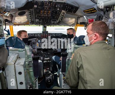 Dennis Jakubczyk (a destra), 914th Operations Support il comandante Squadron spiega la strumentazione del ponte di volo di un KC-135 ai membri del personale del Congresso del Senatore degli Stati Uniti per l'ufficio di New York Kristen Gillibrand presso la stazione della Riserva aerea di Niagara Falls, New York, il 30 agosto 2021. Foto Stock