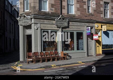 Vista esterna di un negozio di antiquariato a Causewayside, Newington, Edimburgo, Scozia, Regno Unito. Foto Stock