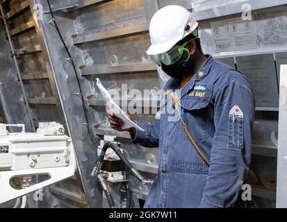 MAR DELLE FILIPPINE (ago. 30, 2021) Capo Boatswain’s Mate 1st Brendon Braveboy, di Laurel, Md., opera l'attrezzatura di ancoraggio durante un test di caduta dell'ancora nel windlass dell'ancora a bordo della nave da combattimento litoranea variante Independence USS Jackson (LCS 6). Jackson, parte di Destroyer Squadron Seven, è in fase di implementazione rotazionale, operando nella settima area operativa della flotta per migliorare l'interoperabilità con i partner e fungere da forza di risposta pronta a sostegno di una regione indopacifica libera e aperta. Foto Stock